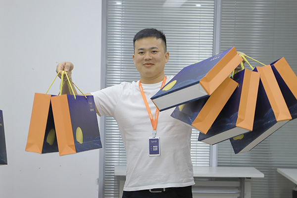 禮盒送祝福 情意滿中秋——創研股份中秋福利暖人心